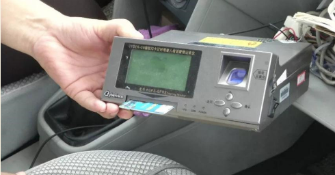 驾校造假刷学时事件层出不穷 指纹打卡形同虚设？