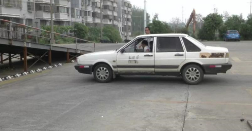 驾校造假刷学时事件层出不穷 指纹打卡形同虚设？