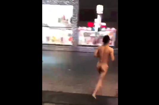 网传男子在四川地震期间裸奔避难视频 警方辟谣