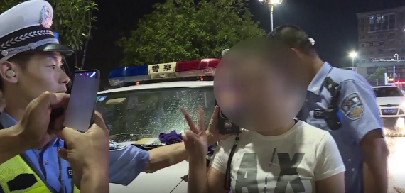 女子酒驾被查比剪刀手摆拍:明天会不会上新闻？