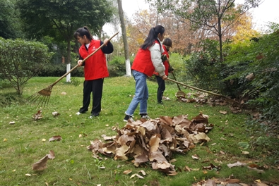 门岗执勤、食堂洗碗……成都这所高校的必修课受质疑